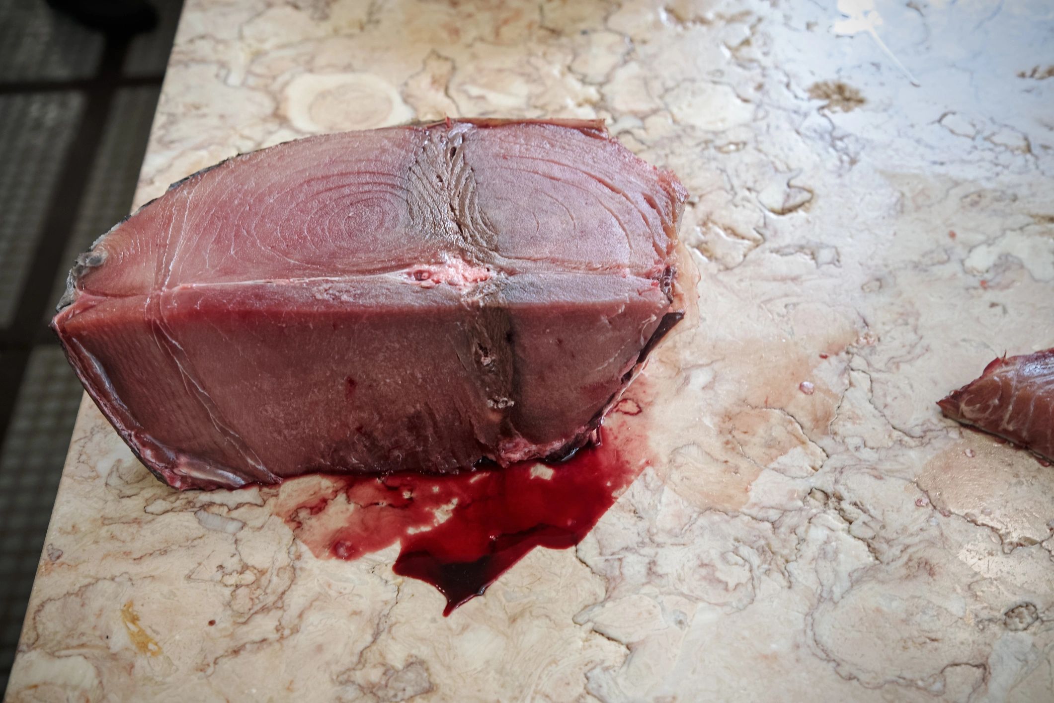 Piezas de atún rojo como símbolo de la cultura gastronómica local