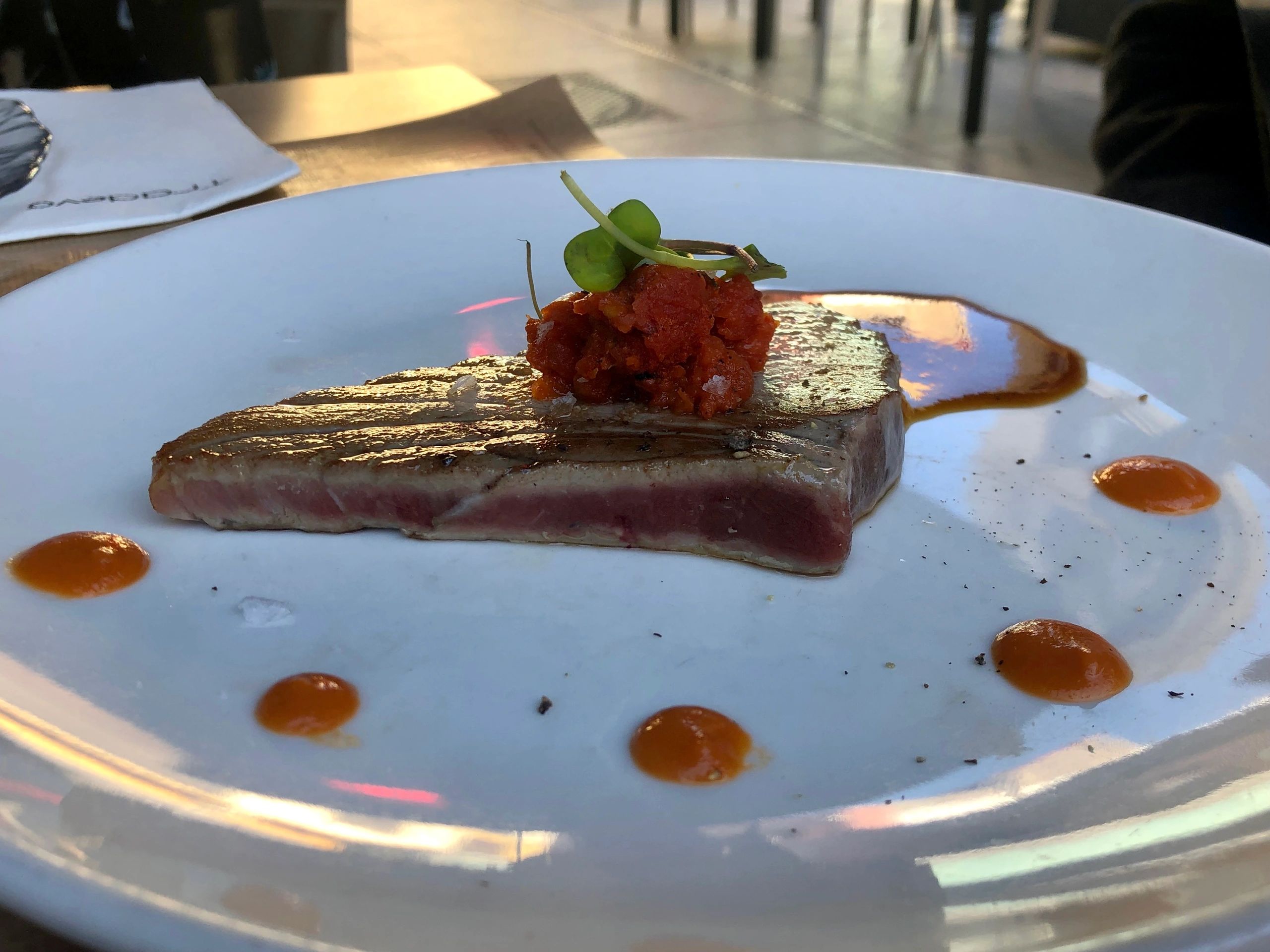 Plato de atún a la plancha representando la cocina local