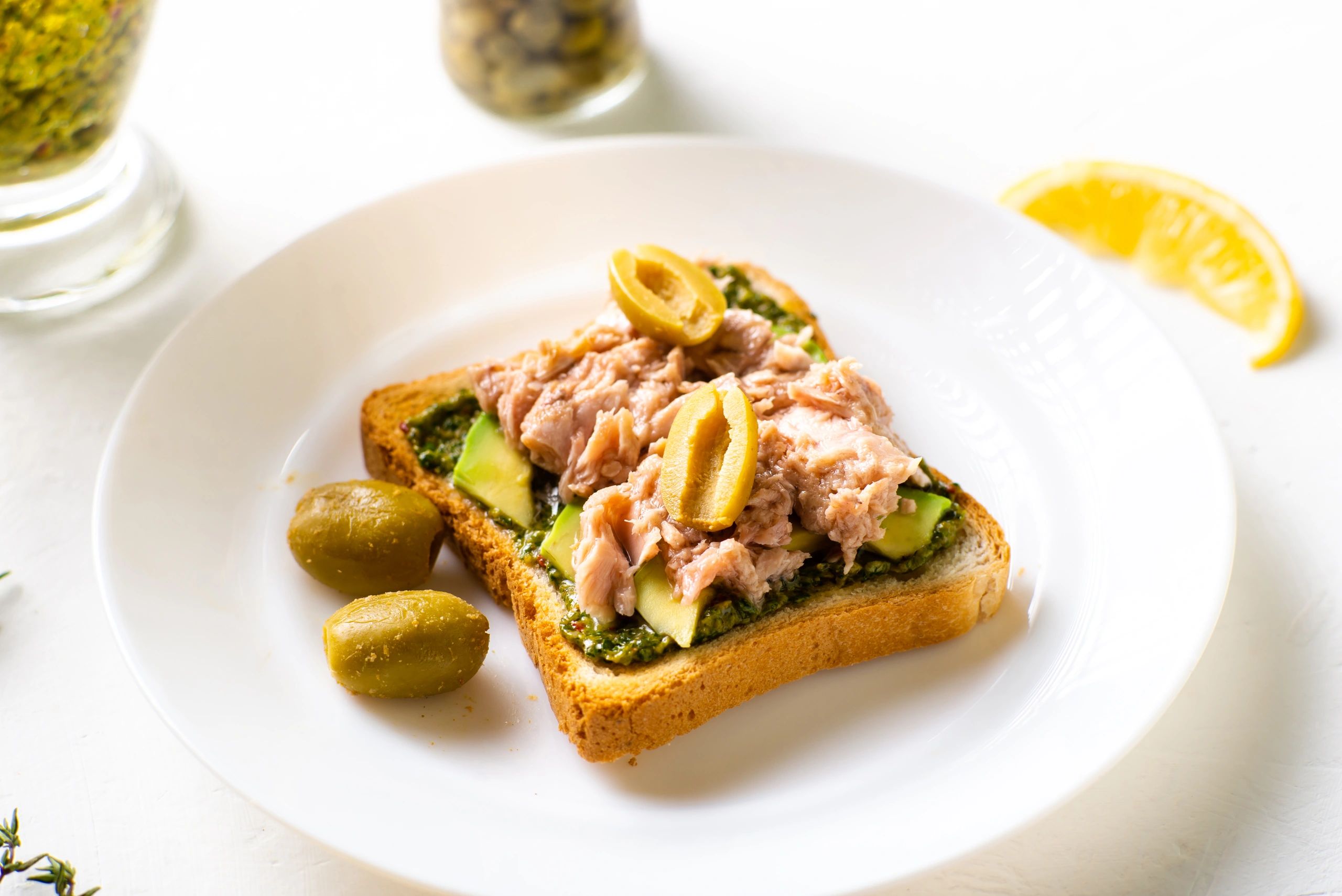 Tosta con atún y acompañamientos mediterráneos