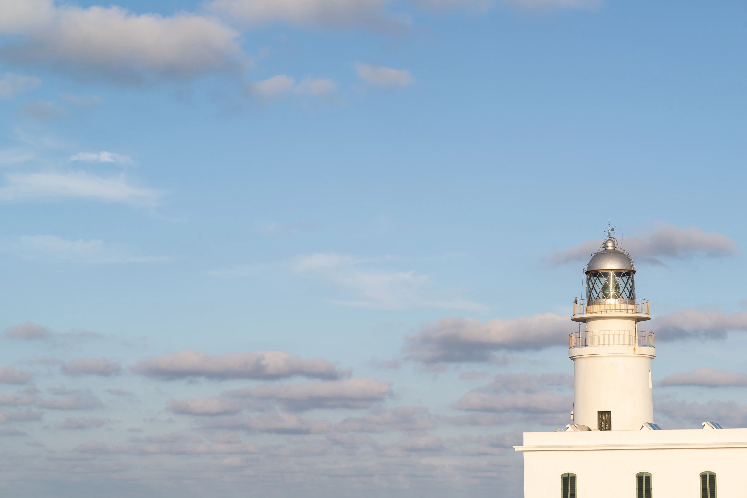 Faro costero que evoca el paisaje marítimo de la zona