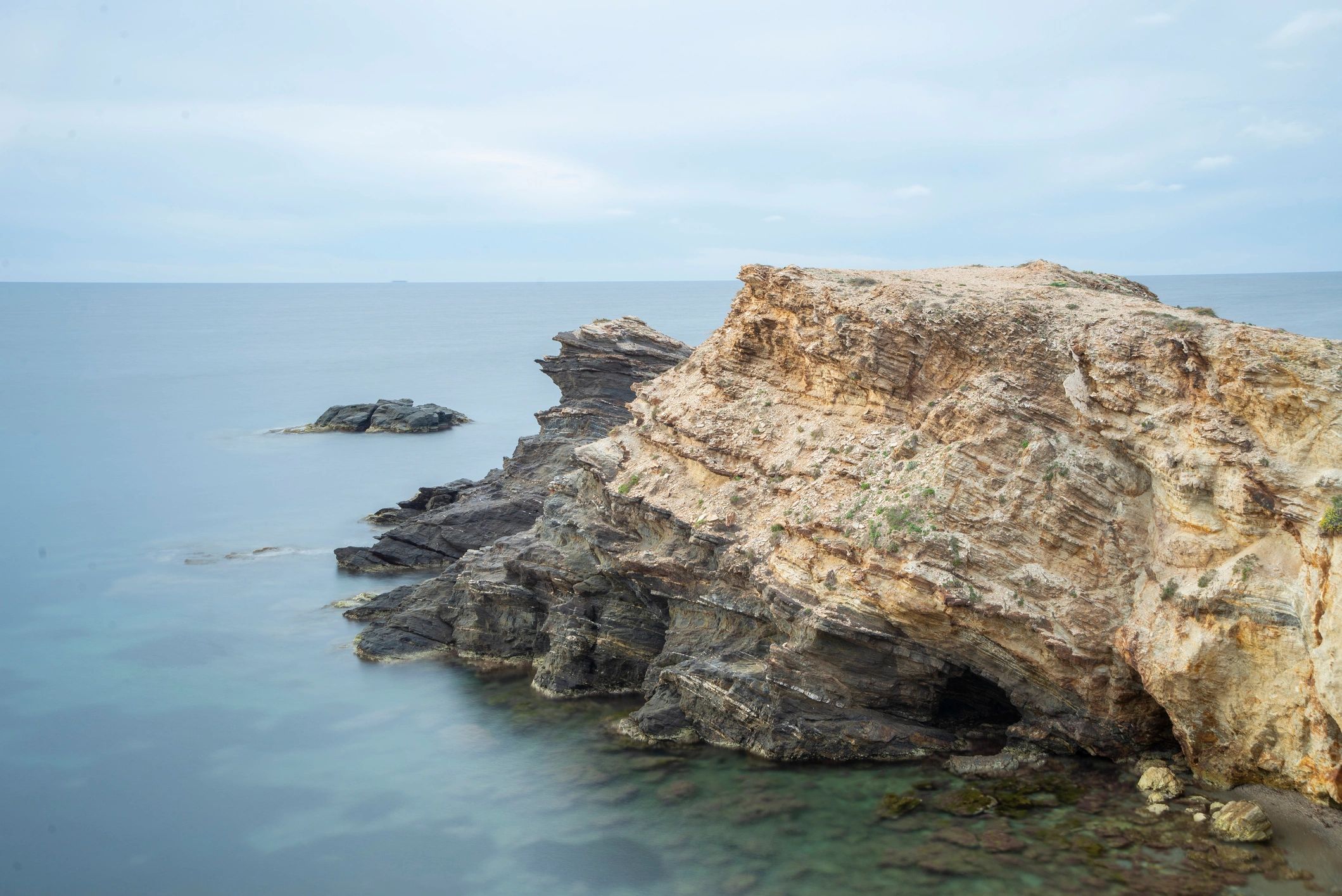 Costa rocosa junto al mar