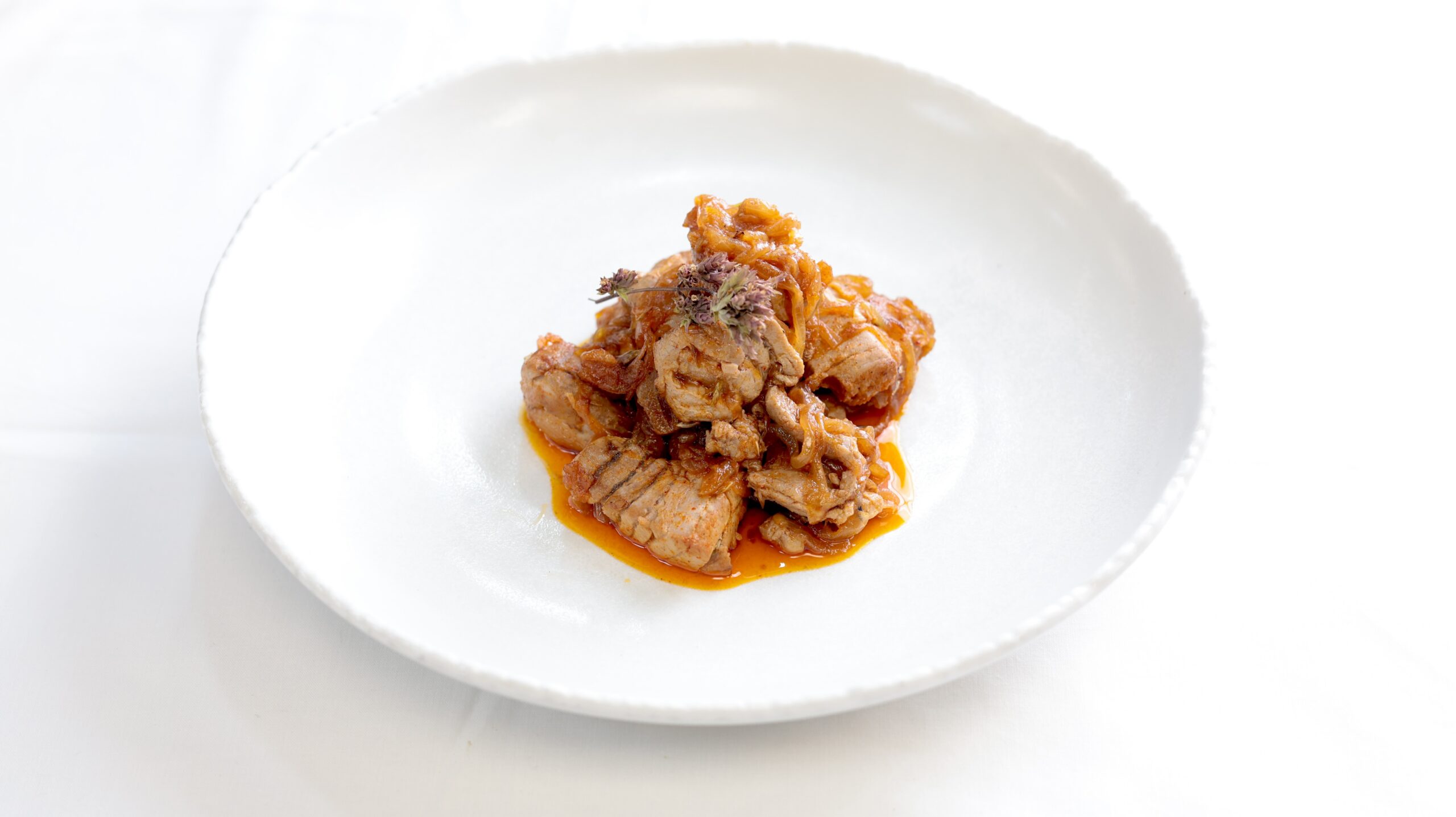 Atún encebollado