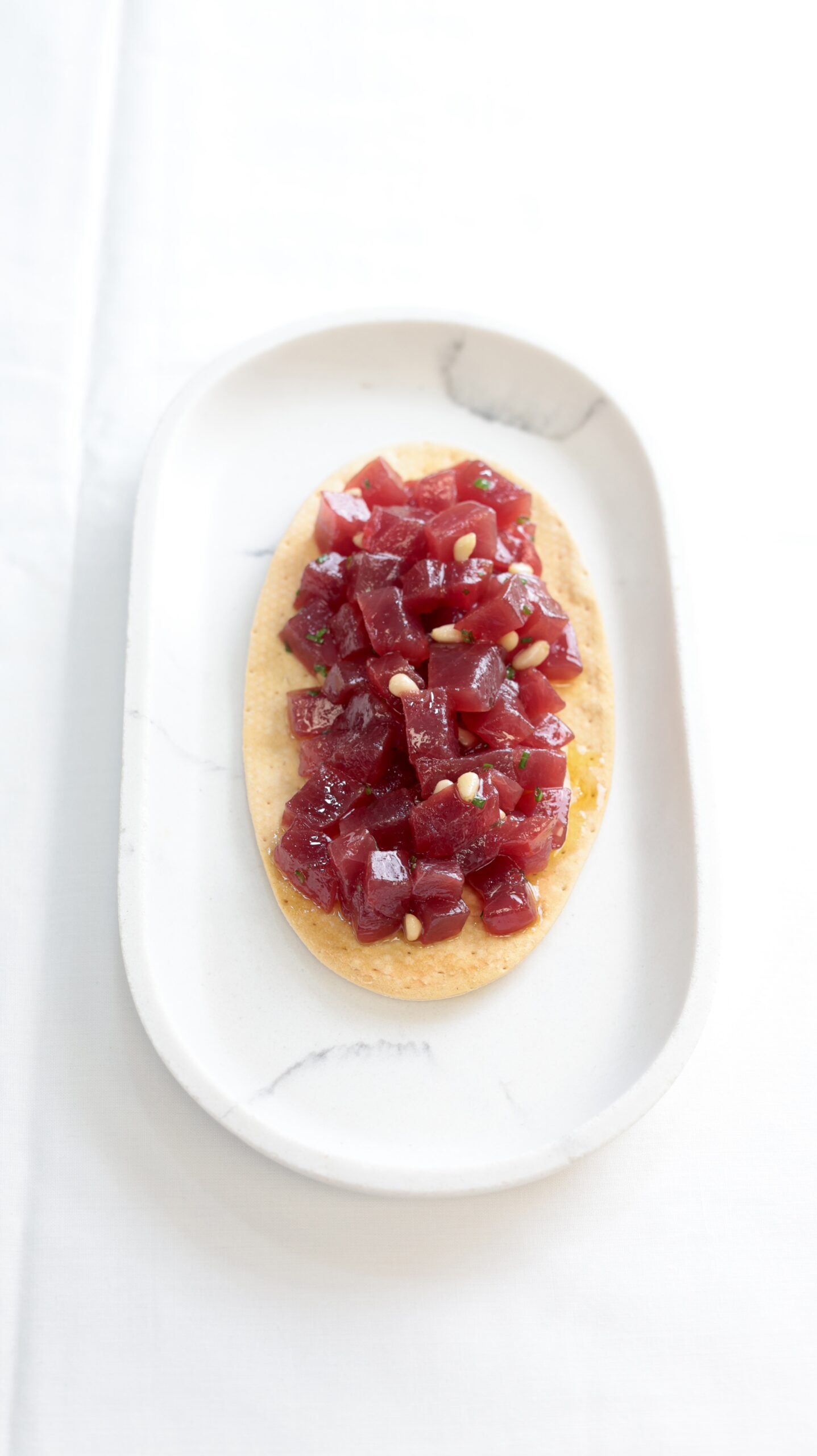 Tartar de atún presentado en plato