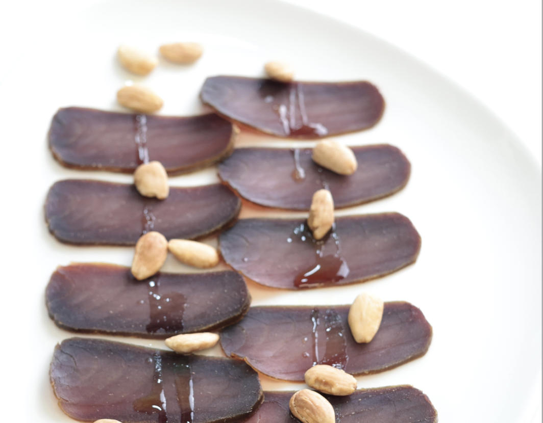 Mojama de almadraba emplatada con almendras