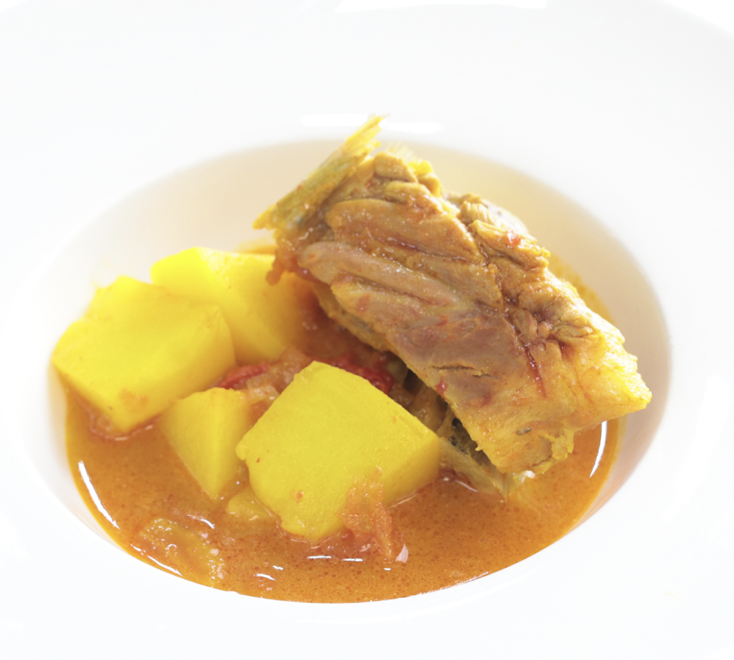 Espineta con atún servida con patatas en salsa